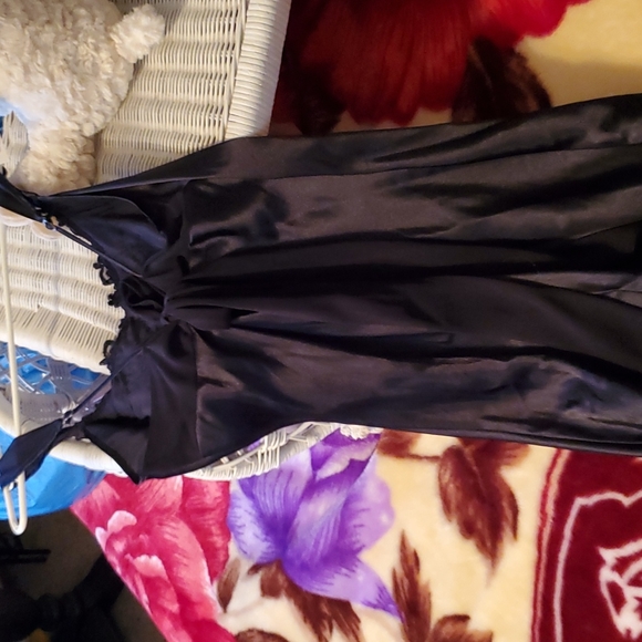 Long black nighty - Picture 3 of 3